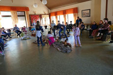 Kinderkarfreitagsliturgie im Gemeindezentrum (Foto: Karl-Franz Thiede)